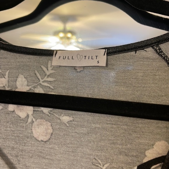 NWOT Tilly’s Floral Deep V Cross Top ~ Small - Picture 2 of 4